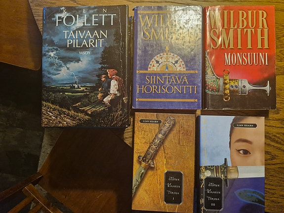 Ken Follett: Taivaan Pilarit, Wilbur Smith: monsuuni ja muita kirjoja
