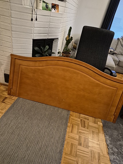 Puinen sängynpääty