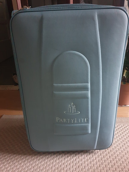 Iso PartyLite matkalaukku pyörillä / vetolaukku (46x72x30 cm)