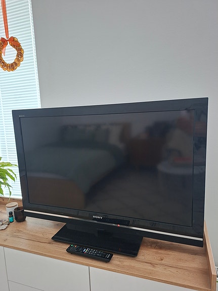 Myydään Sony Bravia 40" LCD-televisio