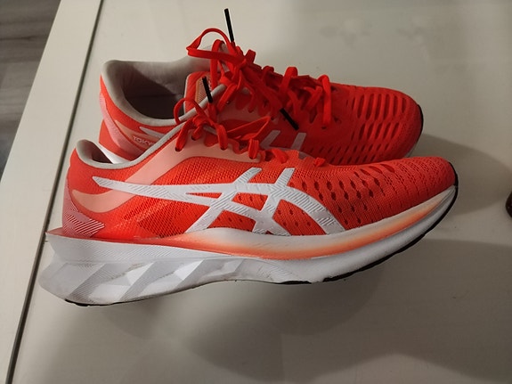 Asics Novablast 5 Tokyo edition juoksukengät
