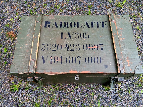 Puinen armeijan radiolaitelaatikko vihreä