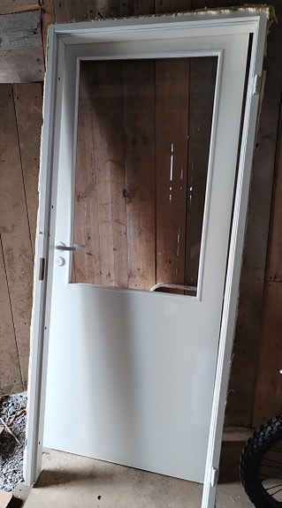 Ovi 9x21, jossa ikkuna ja karmit. Oikeak.