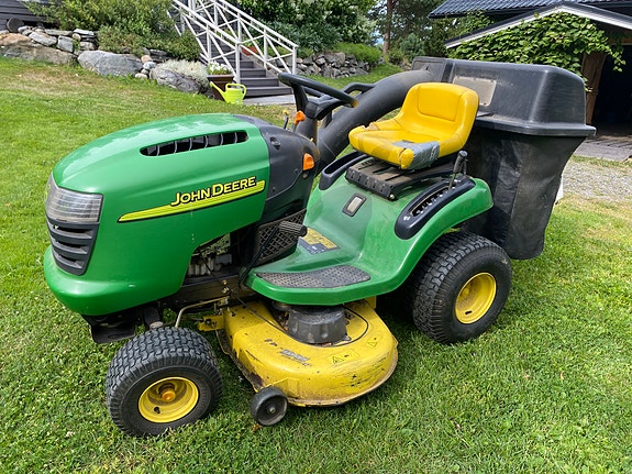 John Deere päältäajettava ruohonleikkuri