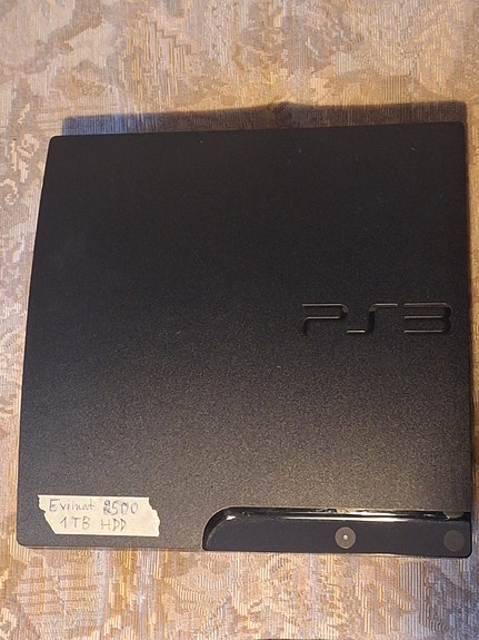 Modattu PlayStation 3 konsoli 2500-sarjaa 1 teran kiintolevyllä ja 100+ pelillä