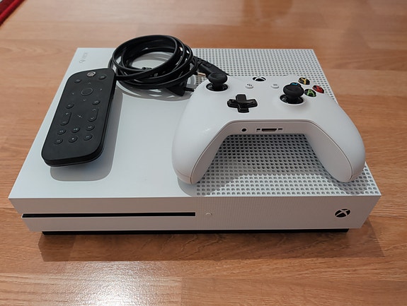 Valkoinen Xbox One S -pelikonsoli