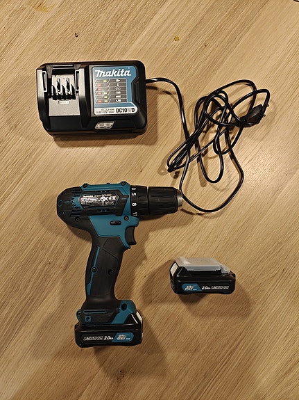 Makita akkuporakone 12V DF330D + laturi ja 2 akkua