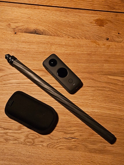 Insta360 ONE X2 -kamera + 256 Gt muistikortti ja keppi