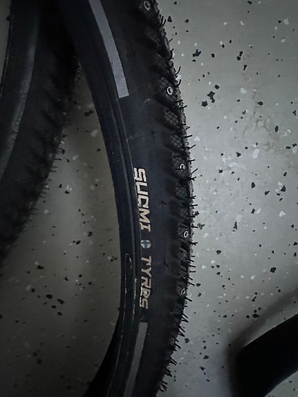 Suomi Tyres 28” Nastarenkaat polkupyörään (35-622)