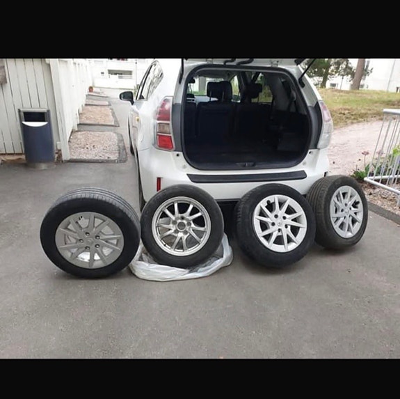 Toyota Prius alkuperäiset 16" alumiinivanteet + kesärenkaat 205/60 R16