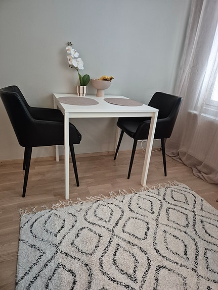 Valkoinen ruokapöytä