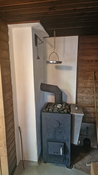 Puukiuas vesisäiliöllä
