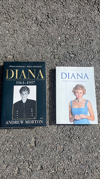 Kaksi Prinsessa Dianasta kertovaa kirjaa
