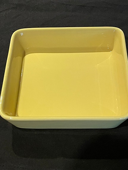Arabia keltainen neliövuoka noin 16 cm, hinta 20€-