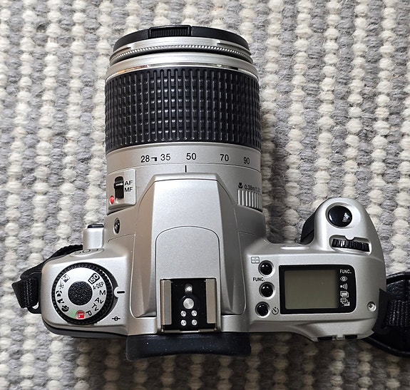 Canon EOS 300V -filmijärjestelmäkamera Canon EF 28–90 mm zoom-objektiivilla