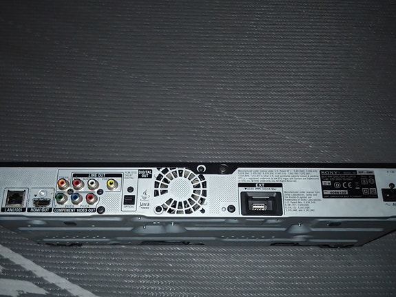Sony DVD-soitin HDMI ja USB
