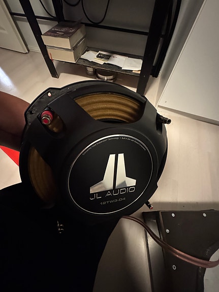 JL Audio 12TW3-D4 + suljettu filmivaneri kotelo