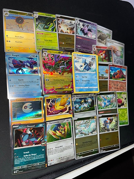 Yli 110kpl uudehkoja Pokemon kortteja (1 ex & 19 holoa)