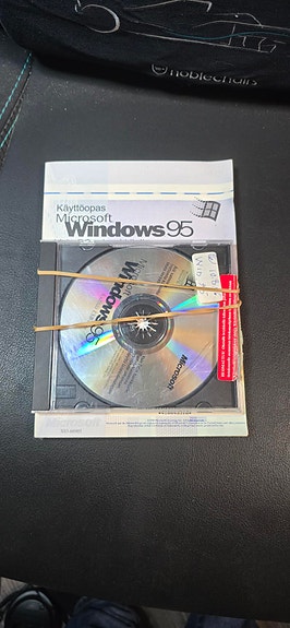 Windows 95 käyttöjärjestelmä, levy, serial ja ohjekirja
