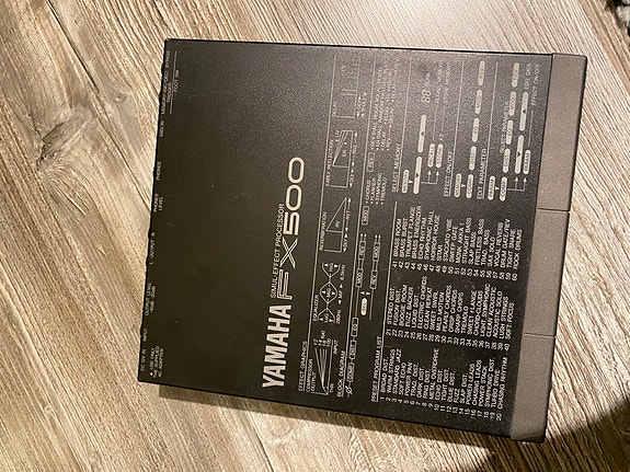 Yamaha FX500 multiefektilaite kitaralle, bassolle, rummuille ja lauluäänelle