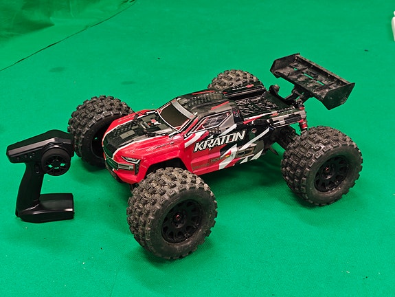 ARRMA Kraton 6S V5 RC-auto Pro-Line MX38 renkailla