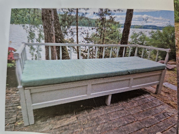 Kompakti avattava puinen sohvasänky