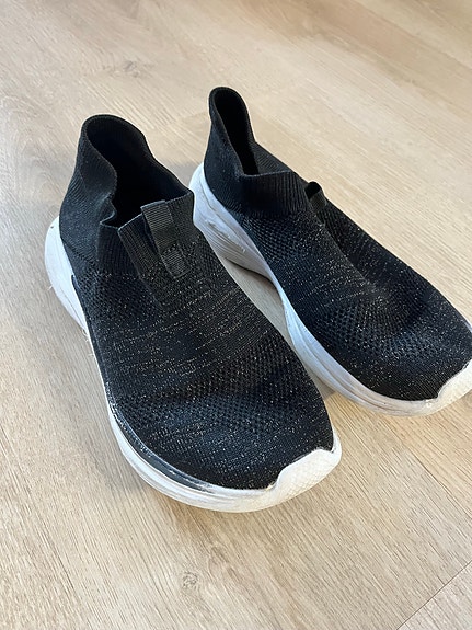 Mustat kengät, 38