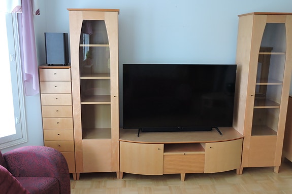 Tv-taso laatikostolla ja kirjakaapeilla