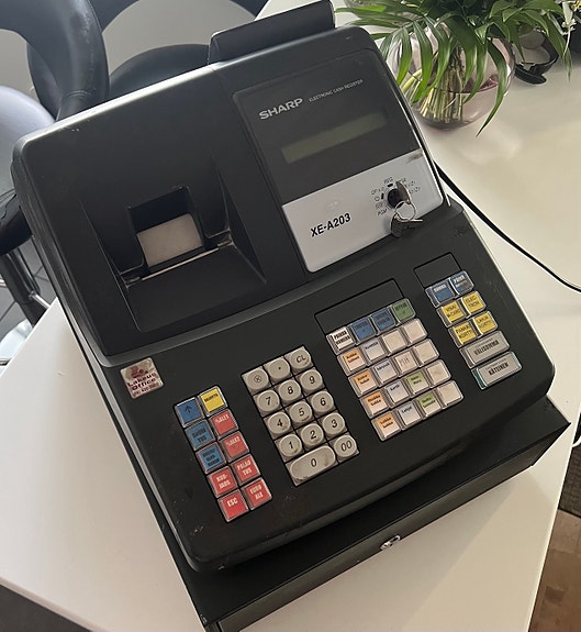 Sharp XE-A203 kassakone musta