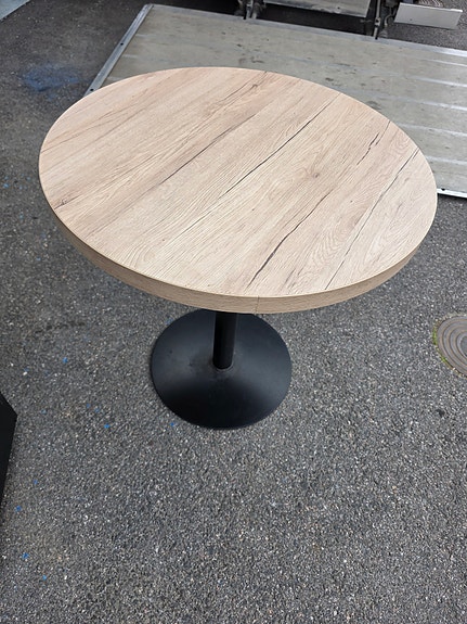 Pyöreä pieni pöytä puukannella. 2 kpl