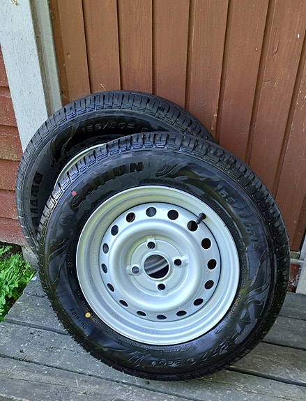 Peräkärrin kesärenkaat 155/80 R13 vanteilla