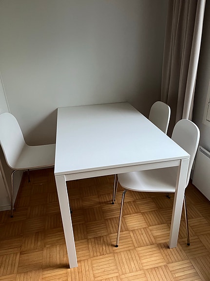 Ruokapöytä + 4 tuolia