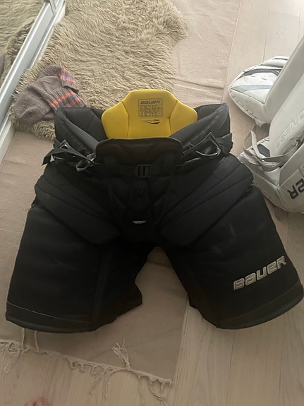 Bauer TotalOne NXG maalivahdin housut ja Bauer Elite alasuojus