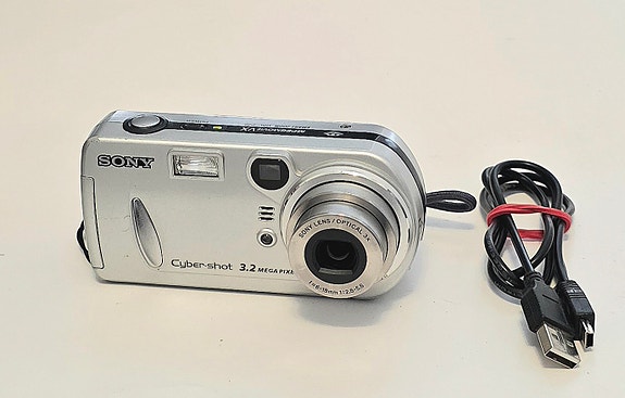 Sony Cyber-shot DCS-P72 Smart zoom toimiva tarvikkeineen