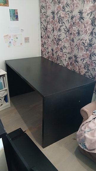 Iso musta työpöytä
