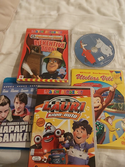 Lasten DVD-elokuvia ja -piirrettyjä pakettina