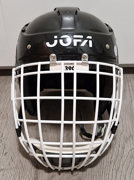 Maalivahdin kypärä. Jofa 390 ja Hasek-ristikko