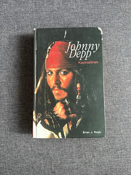 Johnny Depp – Kapinallinen kirja, kovakantinen