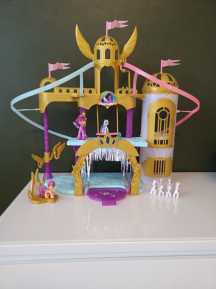 My Little Pony -linna ja ponit