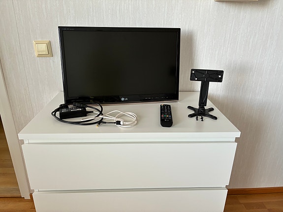 LG 24” FullHD