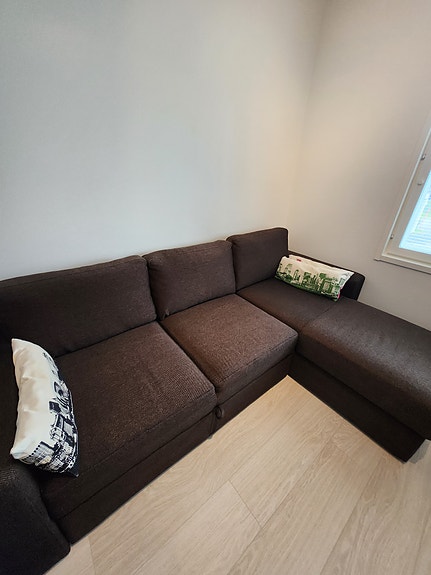 Laadukas vuodesohva säilytyslokerolla