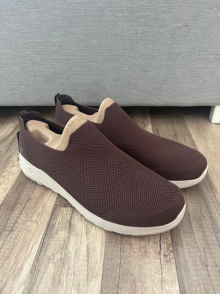 Ruskeat Skechers tennarit