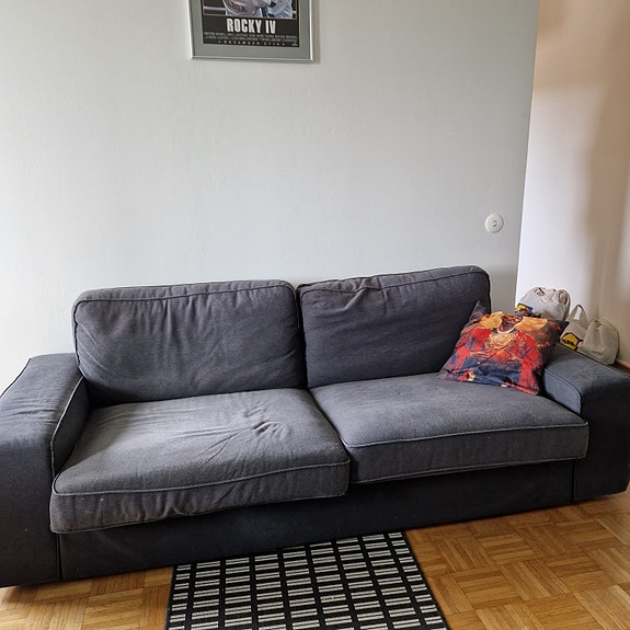 Kolmen istuttava sohva