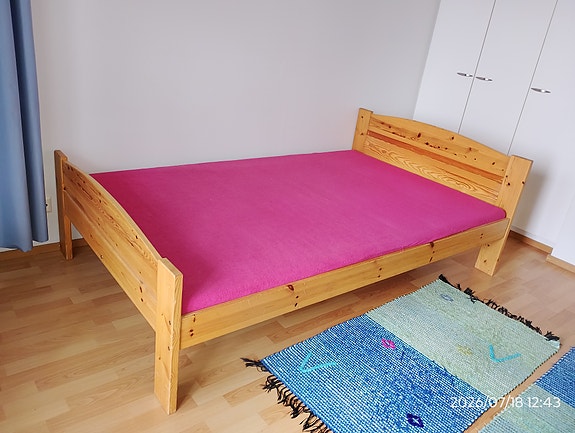 120cm leveä puinen sänky