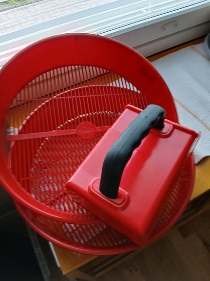 Marjanpuhdistin 2kpl +poimuri + 2kpl ämpäriä