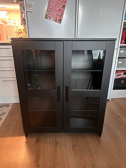 IKEA vitriinikaappi musta lasiovilla