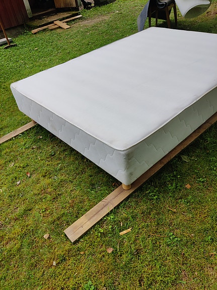 Annetaan 140 cm leveä jenkkisänky