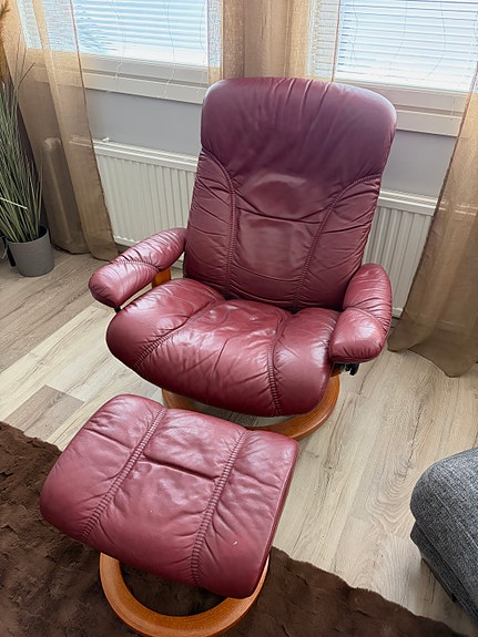 Ekornes Stressless nahkanojatuoli ja rahi viininpunainen