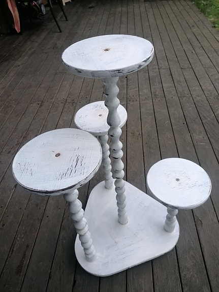 Valkoiseksi maalattu vintage kukkapöytä puuta neljällä tasolla