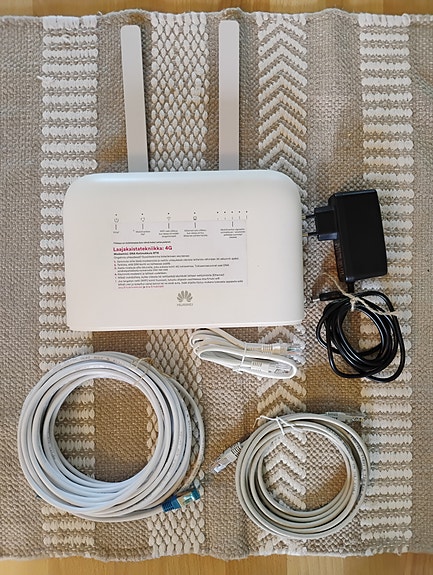 Huawei B715s-23c 4G+ WiFi reititin + verkkojohtoja